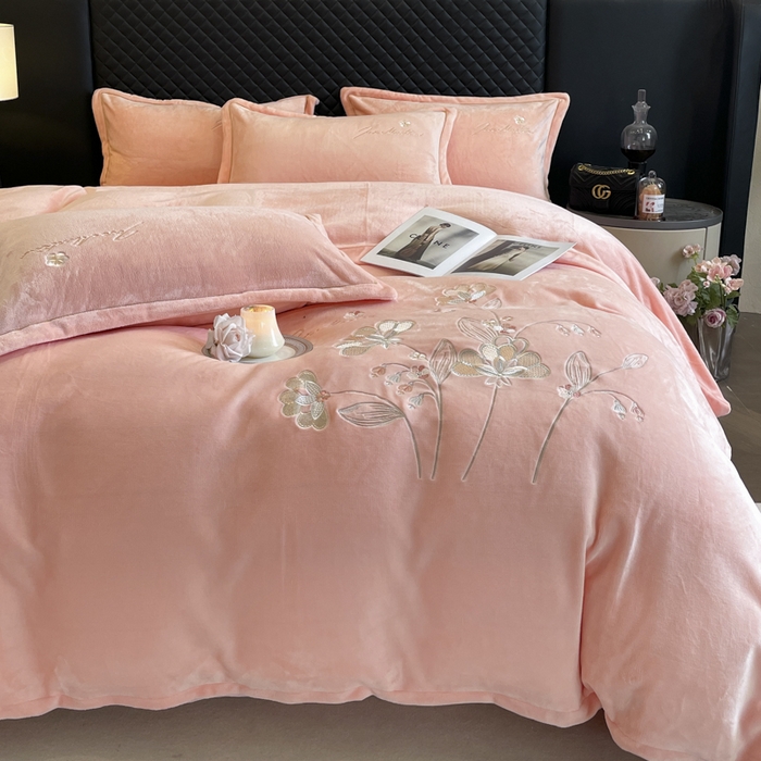 91家纺网 家纺一手货源 找家纺 畅畅家纺 2024秋冬新款牛奶绒绣花四件套 芳华-伊莉莎系列 伊莉莎-浅粉