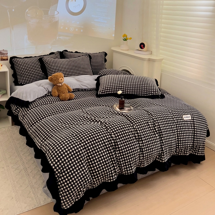 91家纺网 家纺一手货源 找家纺 米莱家纺 2024新款韩式花边牛奶绒四件套 奶油黑格