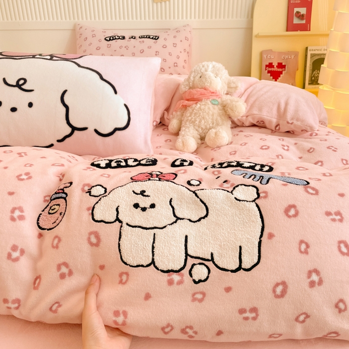 91家纺网 家纺一手货源 找家纺 呗旺鹿 2024新款高克重卡通印花牛奶绒四件套毛巾绣牛奶绒四件套 爱洗澡的几米