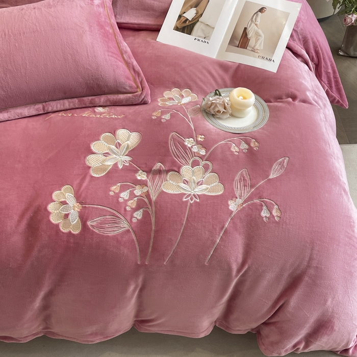 91家纺网 家纺一手货源 找家纺 畅畅家纺 2024秋冬新款牛奶绒绣花四件套 芳华-伊莉莎系列 伊莉莎-豆沙