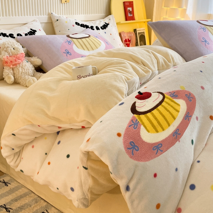 91家纺网 家纺一手货源 找家纺 呗旺鹿 2024新款高克重卡通印花牛奶绒四件套毛巾绣牛奶绒四件套 樱桃蛋糕