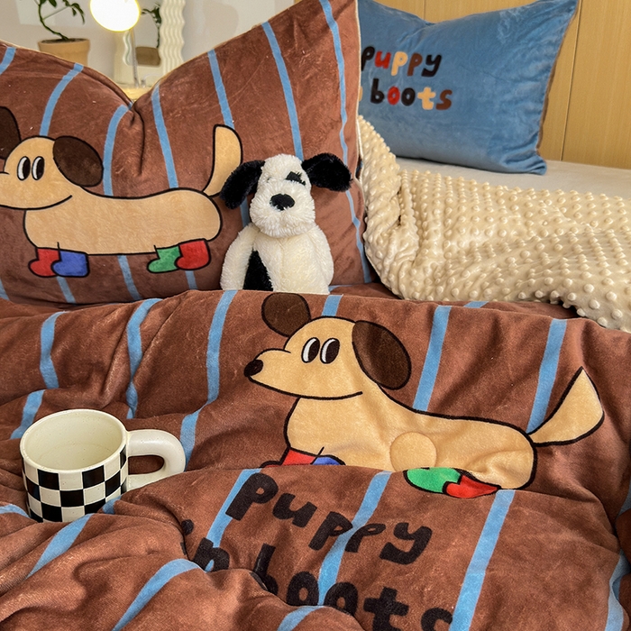 91家纺网 家纺一手货源 找家纺 2024新款卡通大版高克重牛奶绒豆豆被四件套 腊肠狗