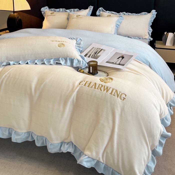 91家纺网 家纺一手货源 找家纺 耀达家居 2024新款高克重韩版纯色绣花刺绣牛奶绒四件套 山茶暖白+浅蓝