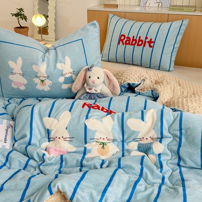 91家纺网 家纺一手货源 找家纺 2024新款卡通大版高克重牛奶绒豆豆被四件套 三只兔