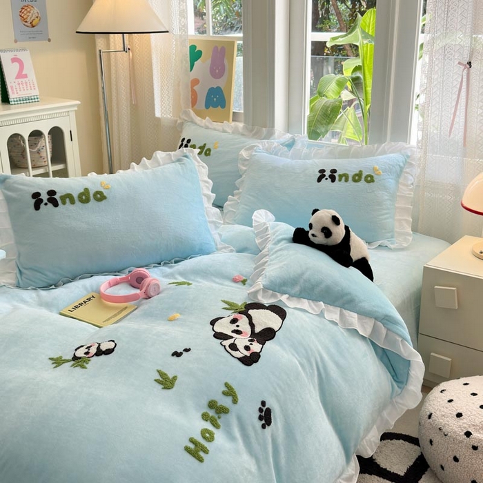 91家纺网 家纺一手货源 找家纺 易禾家纺 2024新款高克重加厚保暖牛奶绒四件套熊猫宝宝系列 熊猫宝宝--蓝