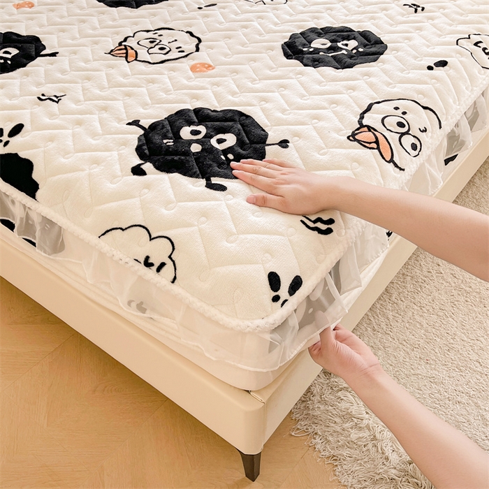 91家纺网 家纺一手货源 找家纺 小萌虎 2024新款牛奶绒夹棉花边床笠 黑豆精灵