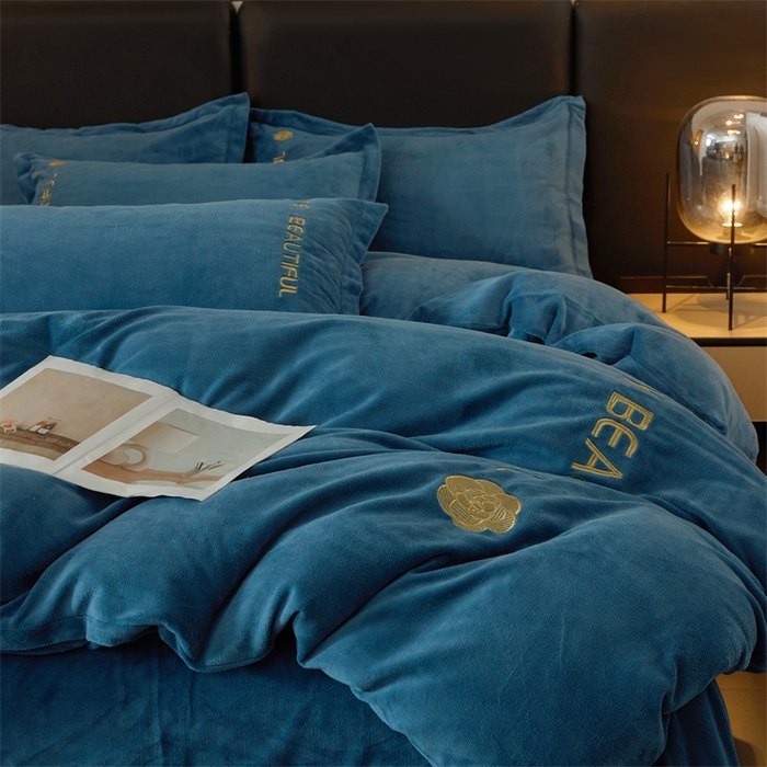 91家纺网 家纺一手货源 找家纺 招财狼家纺  2024新款7斤高克重牛奶绒刺绣四件套 山茶花-宝石蓝