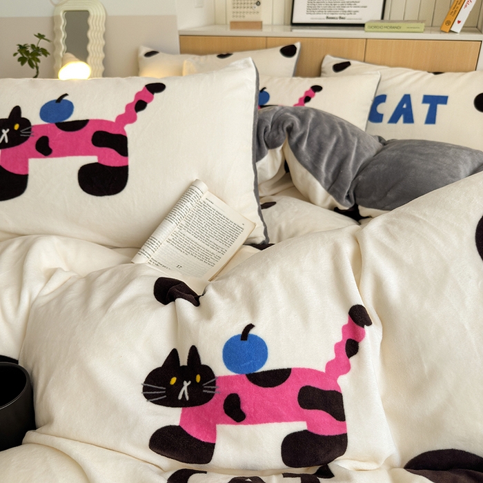 91家纺网 家纺一手货源 找家纺 2024新款大版卡通双面高克重牛奶绒床单款四件套 小猫