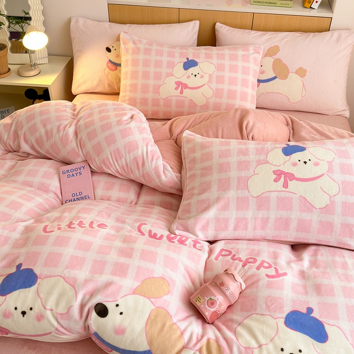 91家纺网 家纺一手货源 找家纺 2024新款大版卡通双面高克重牛奶绒床单款四件套 三只汪