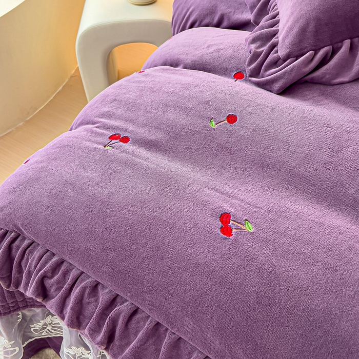 91家纺网 家纺一手货源 找家纺 找底底家纺 2024新款加厚高克重14斤牛奶绒床盖四件套满版刺绣纯色牛奶绒床盖四件套（有量有价，提供买家秀） 1加厚雾紫色