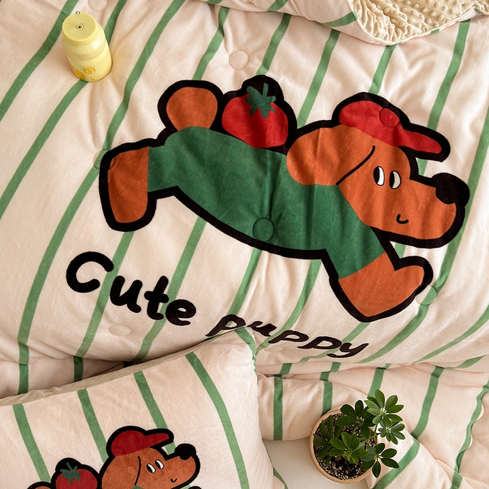 91家纺网 家纺一手货源 找家纺 2024新款卡通大版高克重牛奶绒豆豆被四件套 番茄狗