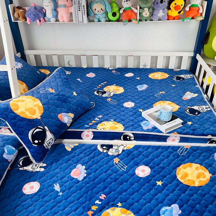 91家纺网 家纺一手货源 找家纺 小虾米 2024新款加厚上下床牛奶绒夹棉床笠款 遨游太空