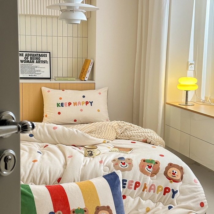 91家纺网 家纺一手货源 找家纺 2024新款卡通大版高克重牛奶绒豆豆被四件套 三只熊