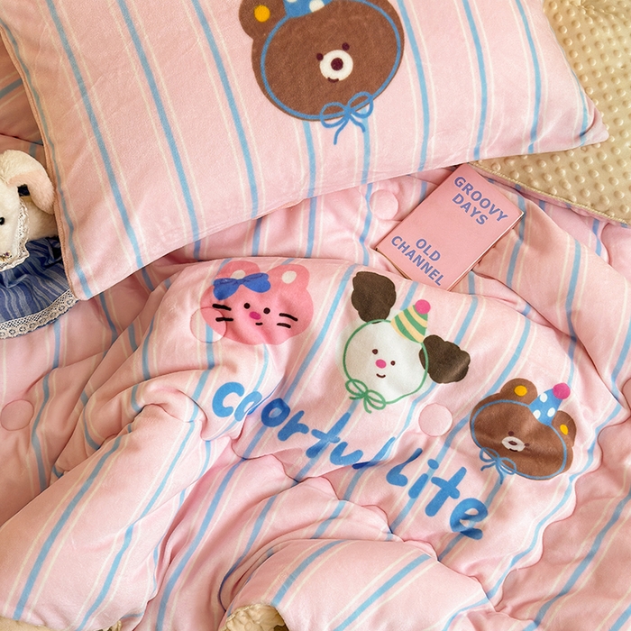 91家纺网 家纺一手货源 找家纺 2024新款卡通大版高克重牛奶绒豆豆被四件套 好朋友