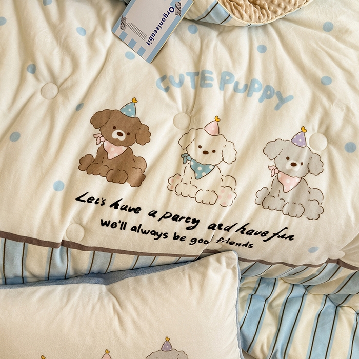 91家纺网 家纺一手货源 找家纺 2024新款卡通大版高克重牛奶绒豆豆被四件套 快乐汪