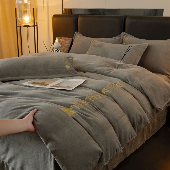 91家纺网 家纺一手货源 找家纺 招财狼家纺  2024新款7斤高克重牛奶绒刺绣四件套 山茶花-爵士灰