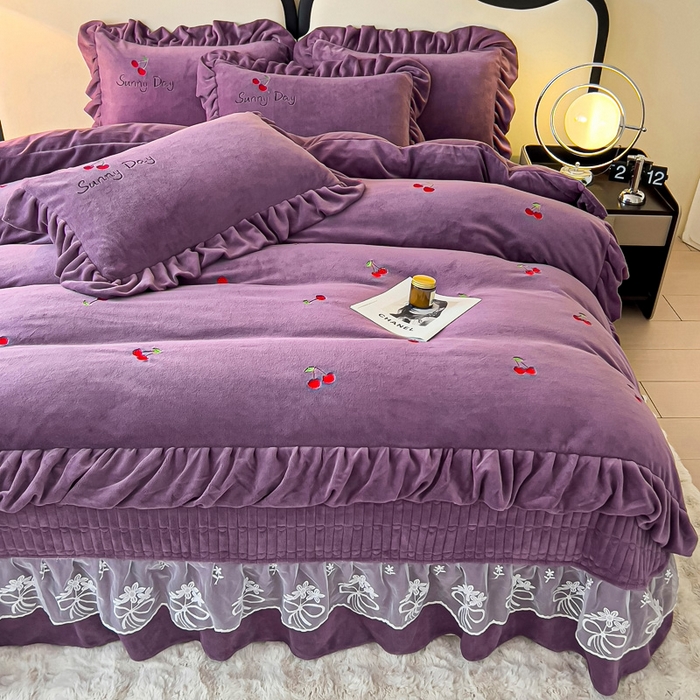 91家纺网 家纺一手货源 找家纺 找底底家纺 2024新款加厚高克重14斤牛奶绒床盖四件套满版刺绣纯色牛奶绒床盖四件套（有量有价，提供买家秀） 1加厚雾紫色