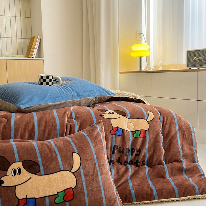 91家纺网 家纺一手货源 找家纺 2024新款卡通大版高克重牛奶绒豆豆被四件套 腊肠狗