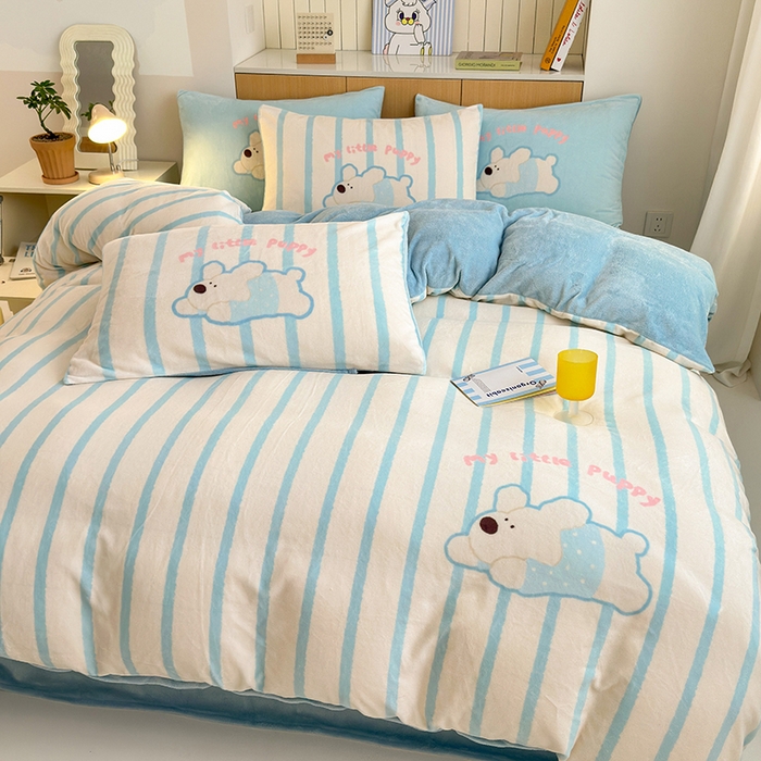 91家纺网 家纺一手货源 找家纺 2024新款大版卡通双面高克重牛奶绒床单款四件套 竖条狗狗蓝