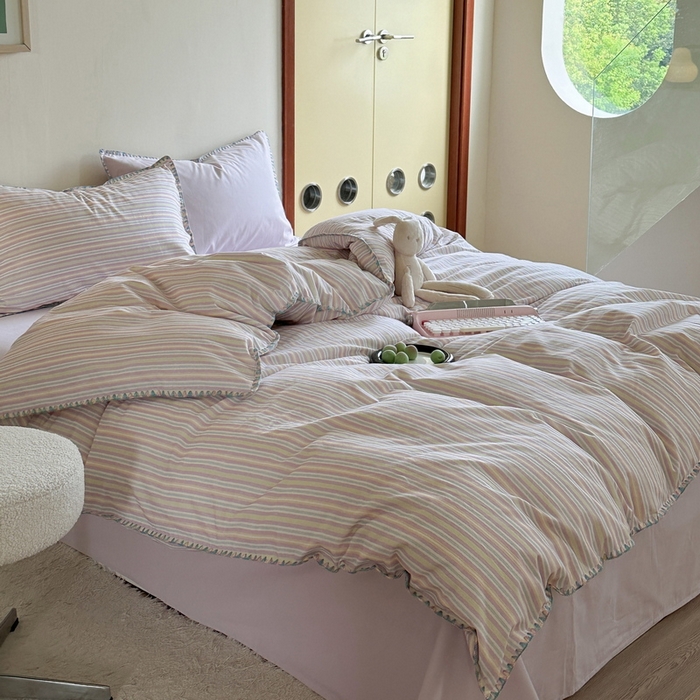 91家纺网 家纺一手货源 找家纺 艾莱家纺 2024新款七彩贝壳系列100S全棉柔顺加厚磨毛四件套 幻珊-紫细条