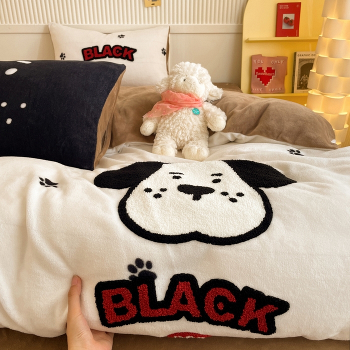 91家纺网 家纺一手货源 找家纺 呗旺鹿 2024新款高克重卡通印花牛奶绒四件套毛巾绣牛奶绒四件套 斑点特斯拉