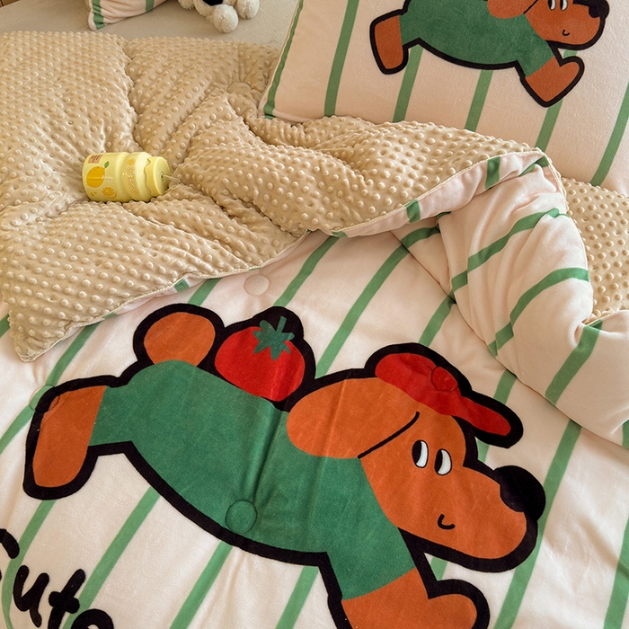 91家纺网 家纺一手货源 找家纺 2024新款卡通大版高克重牛奶绒豆豆被四件套 番茄狗