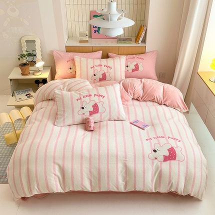 91家纺网 家纺一手货源 找家纺 2024新款大版卡通双面高克重牛奶绒床单款四件套 竖条狗狗粉