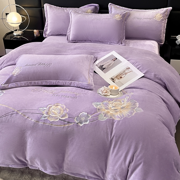91家纺网 家纺一手货源 找家纺 畅畅家纺 2024秋冬新款牛奶绒绣花四件套 芳华-伊莉莎系列 芳华-紫