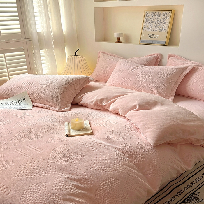 91家纺网 家纺一手货源 找家纺 （总）2024新款牛奶绒雕花加厚保暖高克重床单床笠三四件套奶油纯色