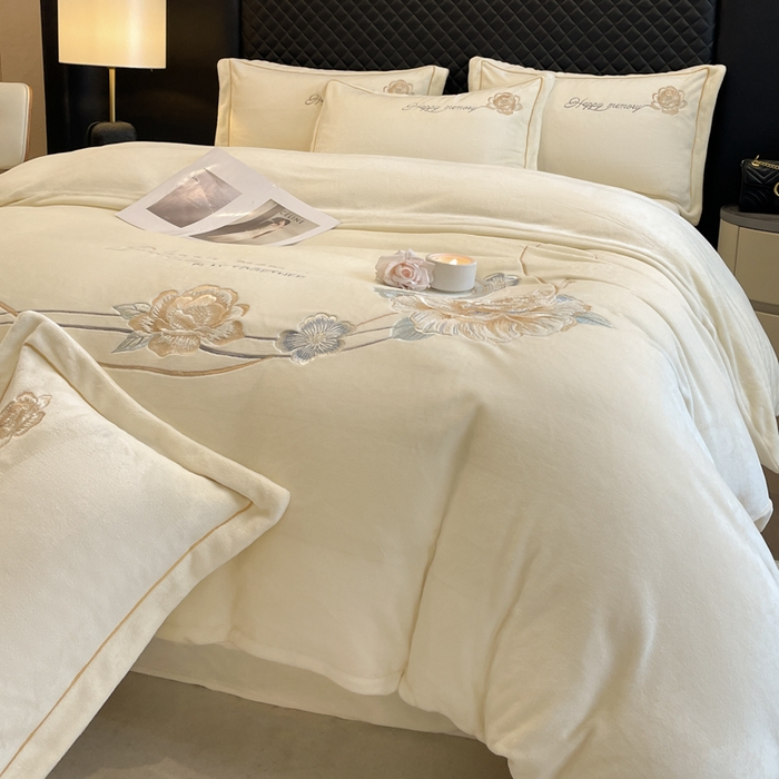 91家纺网 家纺一手货源 找家纺 畅畅家纺 2024秋冬新款牛奶绒绣花四件套 芳华-伊莉莎系列 芳华-米白