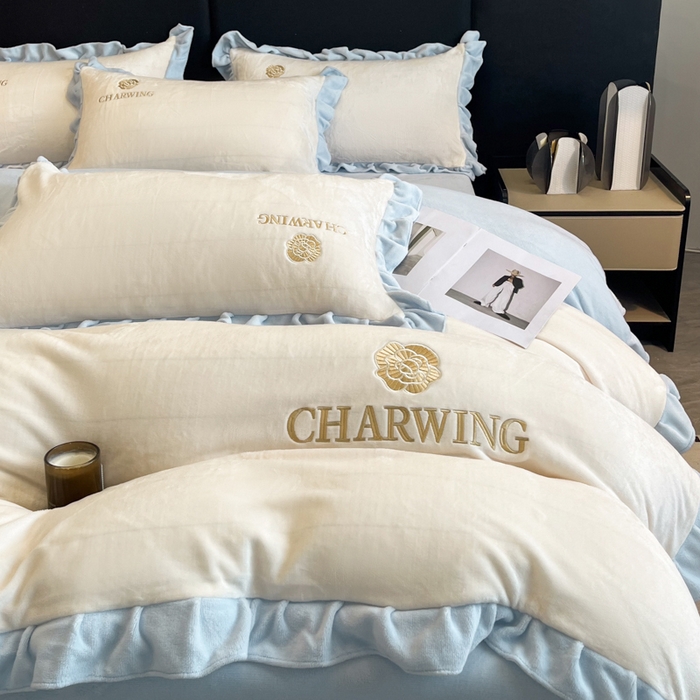 91家纺网 家纺一手货源 找家纺 耀达家居 2024新款高克重韩版纯色绣花刺绣牛奶绒四件套 山茶暖白+浅蓝