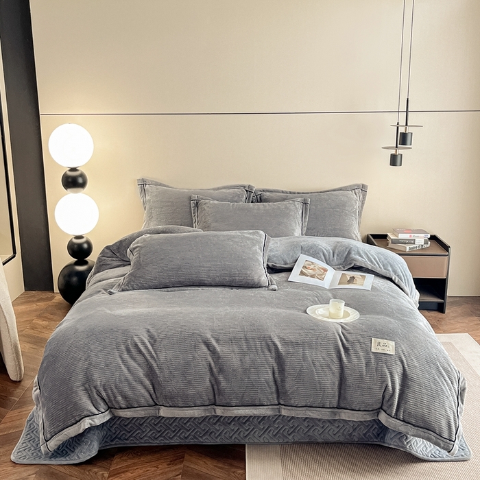 91家纺网 家纺一手货源 找家纺 欧邦 新款提花针织绒牛奶绒单被套夹棉床盖三件套四件套 初见-珍珠灰