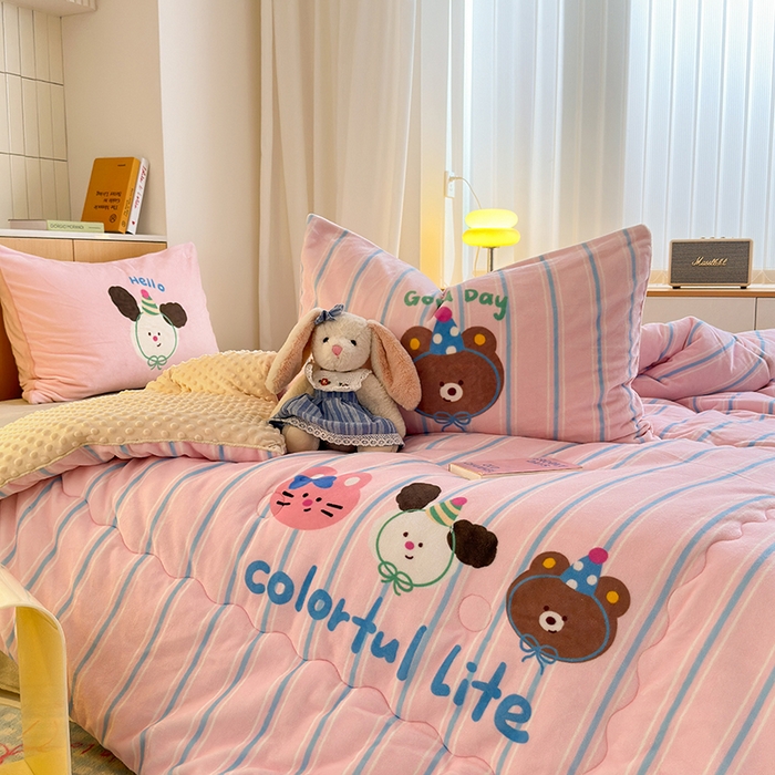 91家纺网 家纺一手货源 找家纺 2024新款卡通大版高克重牛奶绒豆豆被四件套 好朋友