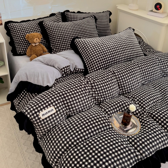 91家纺网 家纺一手货源 找家纺 米莱家纺 2024新款韩式花边牛奶绒四件套 奶油黑格