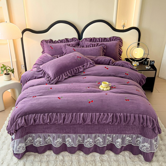 91家纺网 家纺一手货源 找家纺 找底底家纺 2024新款加厚高克重14斤牛奶绒床盖四件套满版刺绣纯色牛奶绒床盖四件套（有量有价，提供买家秀） 1加厚雾紫色