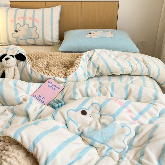 91家纺网 家纺一手货源 找家纺 2024新款卡通大版高克重牛奶绒豆豆被四件套 竖条狗狗蓝