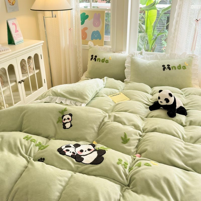 91家纺网 家纺一手货源 找家纺 （总）易禾家纺 2024新款高克重加厚保暖牛奶绒四件套熊猫宝宝系列