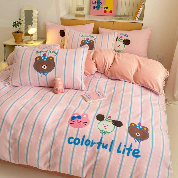 91家纺网 家纺一手货源 找家纺 2024新款大版卡通双面高克重牛奶绒床单款四件套 好朋友