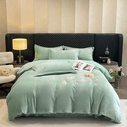 91家纺网 家纺一手货源 找家纺 畅畅家纺 2024秋冬新款牛奶绒绣花四件套 芳华-伊莉莎系列 伊莉莎-湖兰