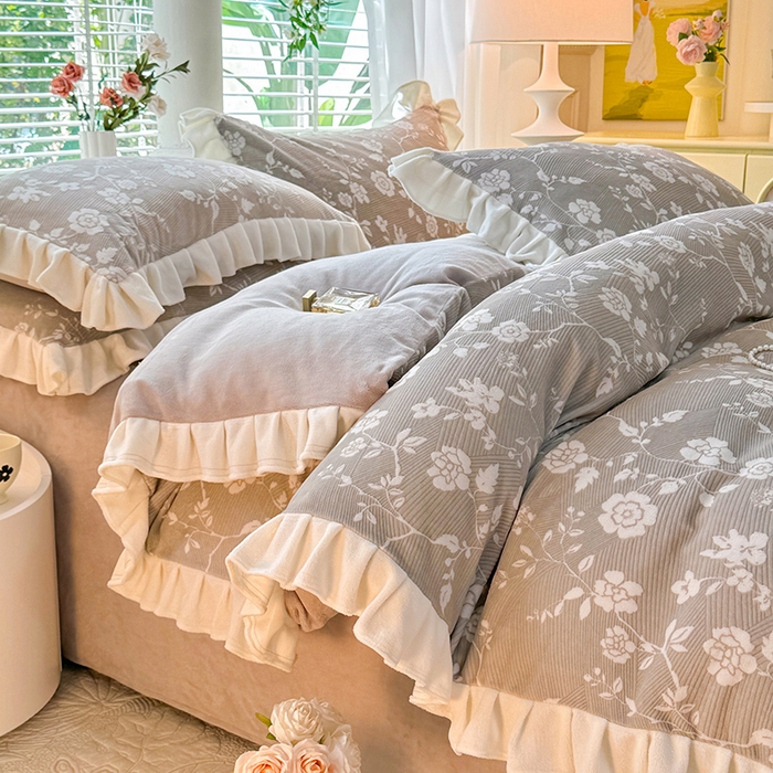 91家纺网 家纺一手货源 找家纺 大麦家纺 204新款高克重雕花牛奶绒四件套-爱丽丝 爱丽丝-浅灰