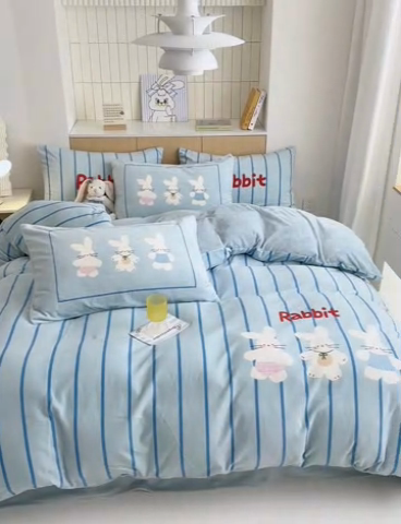 91家纺网 家纺一手货源 找家纺 2024新款大版卡通双面高克重牛奶绒床单款四件套 三只兔