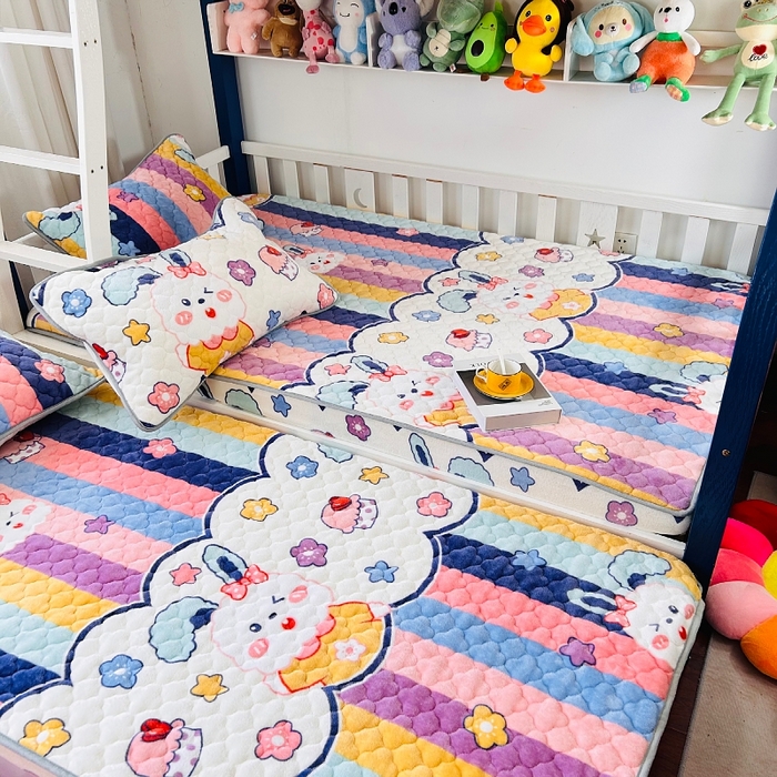 91家纺网 家纺一手货源 找家纺 小虾米 2024新款加厚上下床牛奶绒夹棉床笠款 彩虹兔