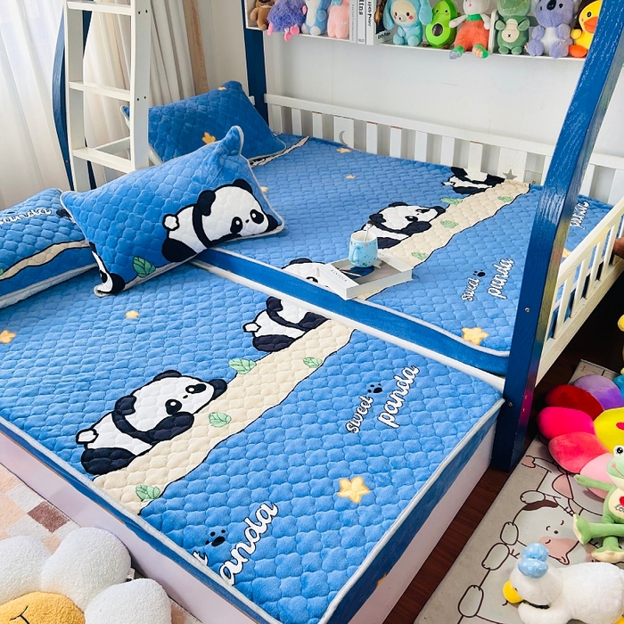 91家纺网 家纺一手货源 找家纺 小虾米 2024新款加厚上下床牛奶绒夹棉床笠款 熊猫帕帕