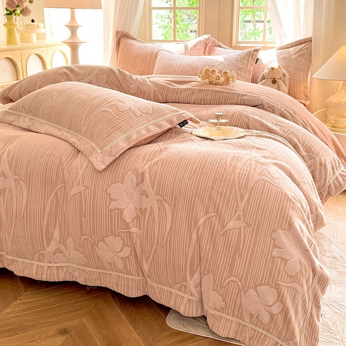 91家纺网 家纺一手货源 找家纺 简如 2025新款A类加厚冰岛立体雕花牛奶绒浮雕绒四件套（有买家秀） 蔓朵-羽茶色