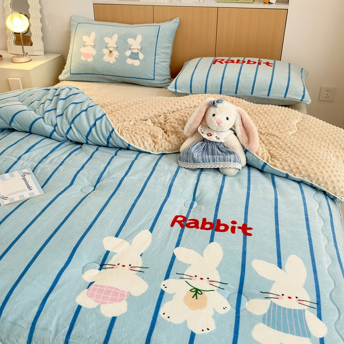 91家纺网 家纺一手货源 找家纺 2024新款卡通大版高克重牛奶绒豆豆被四件套 三只兔