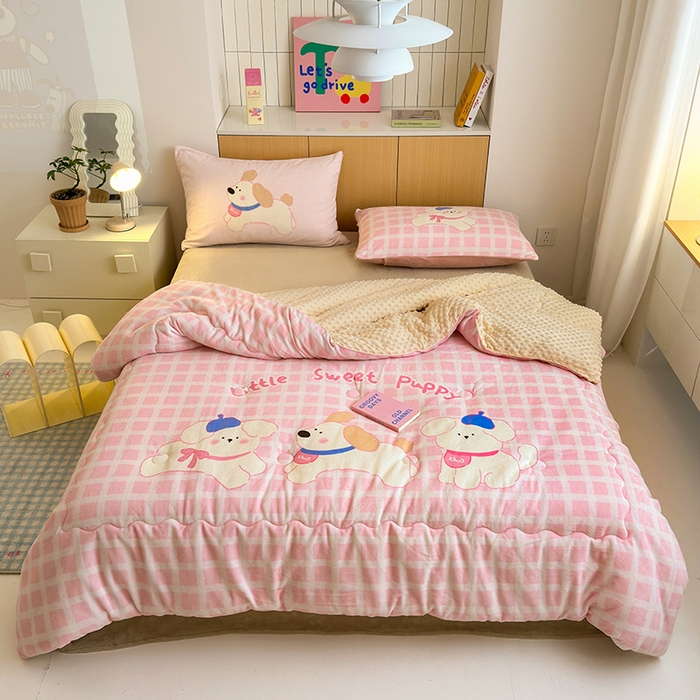 91家纺网 家纺一手货源 找家纺 2024新款卡通大版高克重牛奶绒豆豆被四件套 三只汪