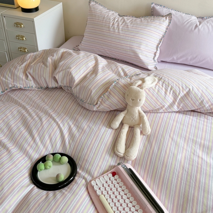 91家纺网 家纺一手货源 找家纺 艾莱家纺 2024新款七彩贝壳系列100S全棉柔顺加厚磨毛四件套 幻珊-紫细条