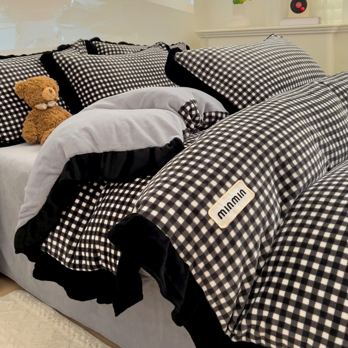 91家纺网 家纺一手货源 找家纺 米莱家纺 2024新款韩式花边牛奶绒四件套 奶油黑格