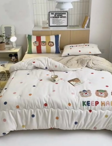 91家纺网 家纺一手货源 找家纺 2024新款卡通大版高克重牛奶绒豆豆被四件套 三只熊