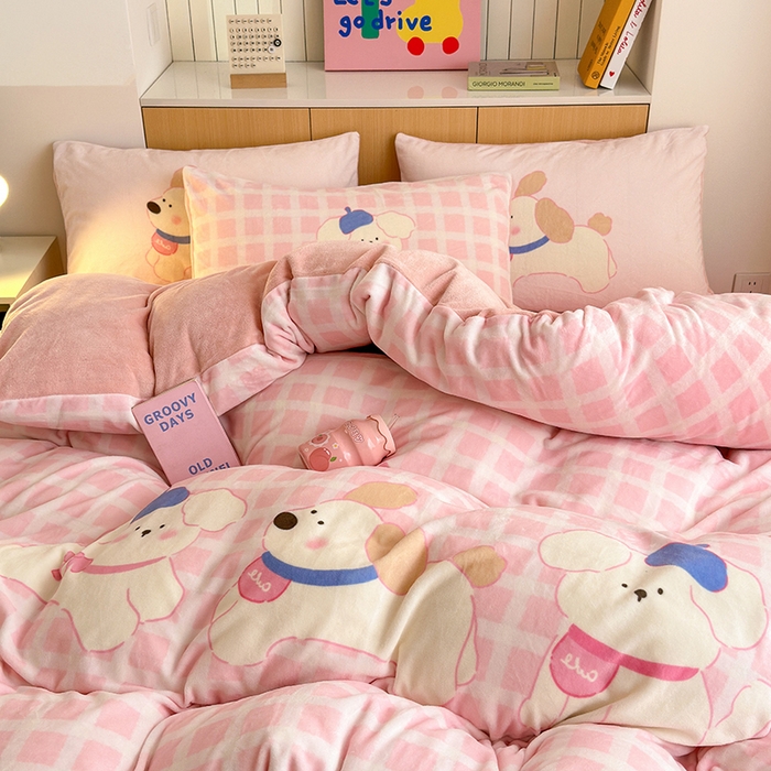 91家纺网 家纺一手货源 找家纺 2024新款大版卡通双面高克重牛奶绒床单款四件套 三只汪